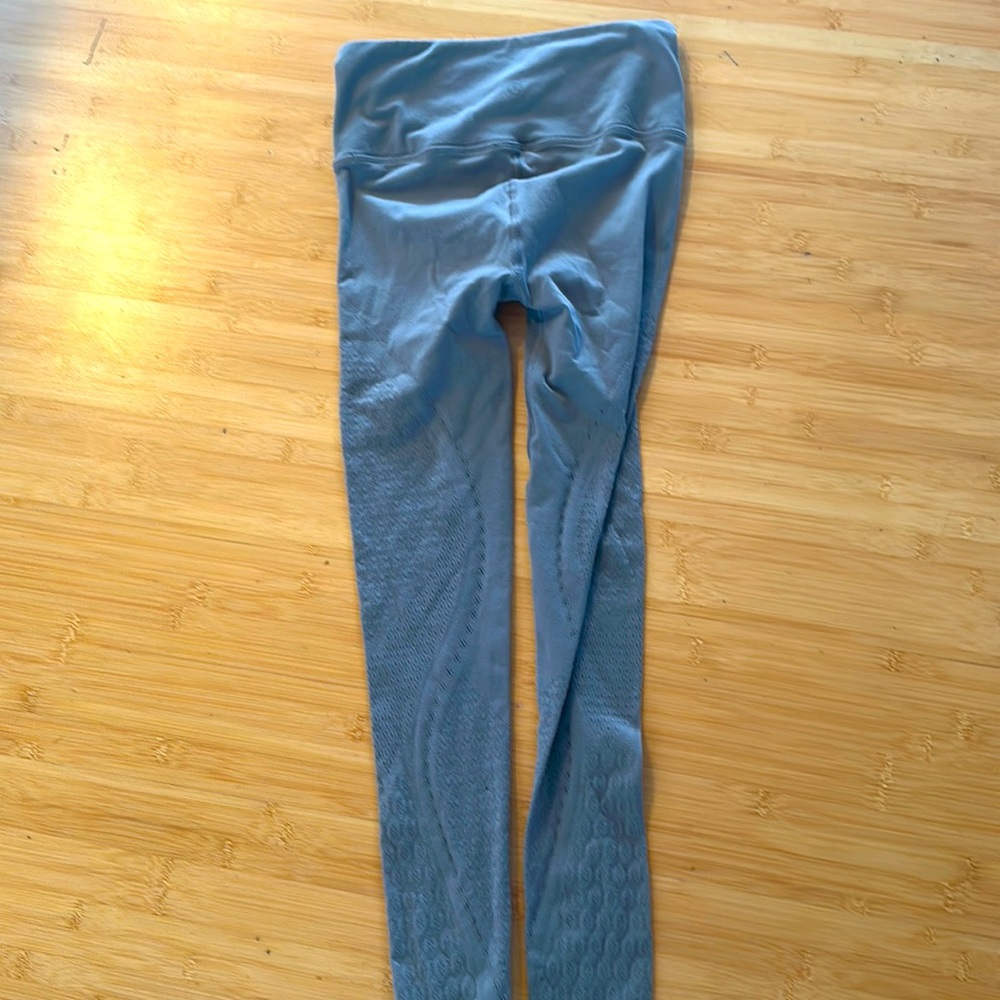 Lululemon size 4 yoga pants to ankle.